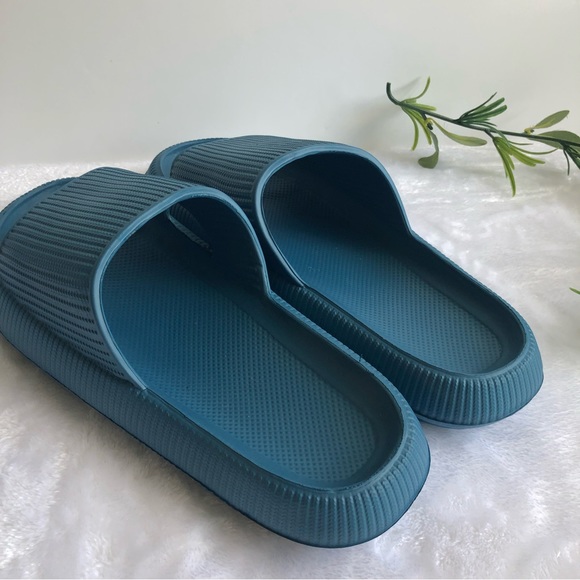 Women’s Blue Lightweight Non-Slip Slides/Slippers, Size 8, NWOT - Picture 3 of 4